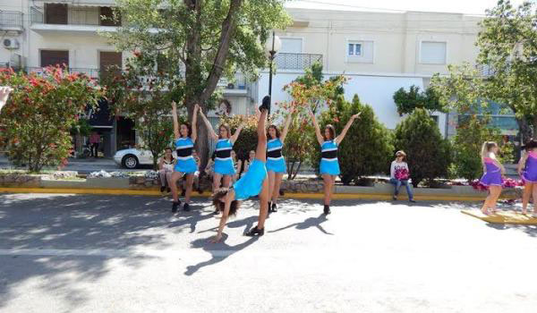 cheerleading στην Λεωφόρο Ειρήνης στις εκδηλώσεις του Δήμου για τα 53 χρόνια