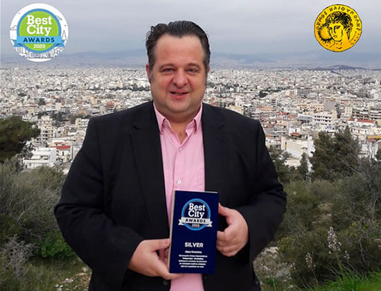 Ο Δήμαρχος Ηλιούπολης Γιώργος Χατζηδάκης με το βραβείο