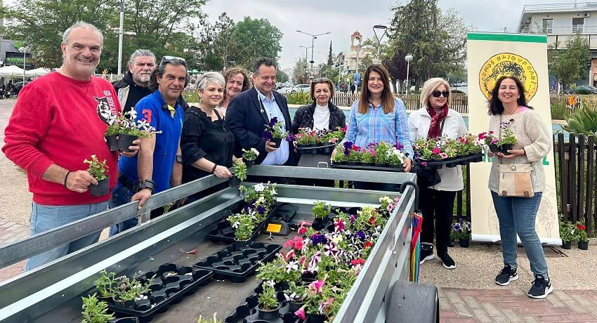 Εκατοντάδες λουλούδια προσέφερε για την Πρωτομαγιά ο Δήμος Ηλιούπολης
