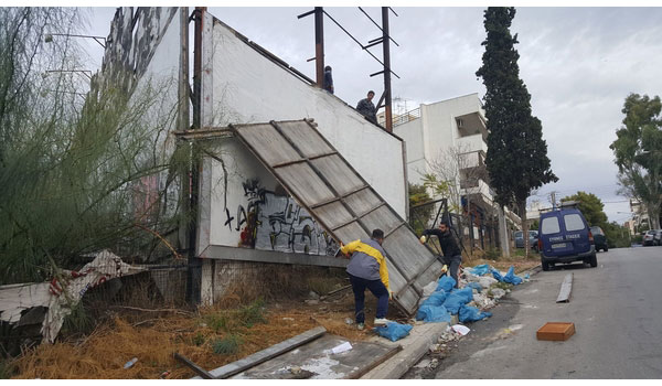 Εκτεταμένη επιχείρηση καθαίρεσης πινακίδων