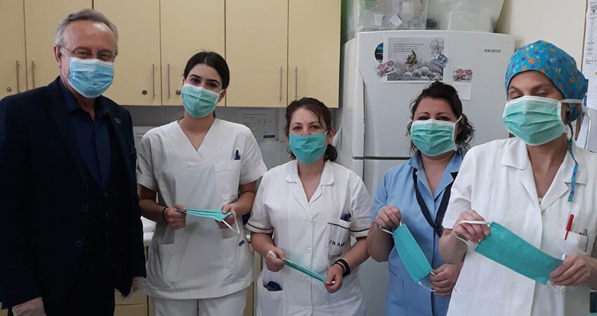 Δωρεά χειροποίητων μασκών σε 2 νοσοκομεία