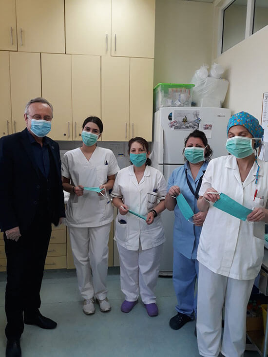 ο Σταύρος Γεωργάκης δώρισε χειροποιήτες μάσκες σε δύο νοσοκομεία της Αττικής