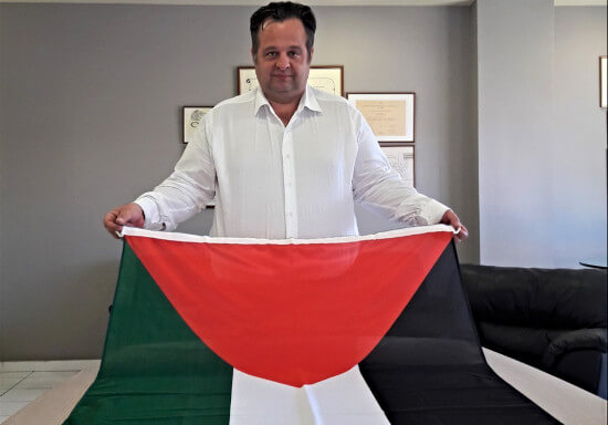 Συμβολική ανάρτηση της Παλαιστινιακής σημαίας στο Δημαρχείο Ηλιούπολης