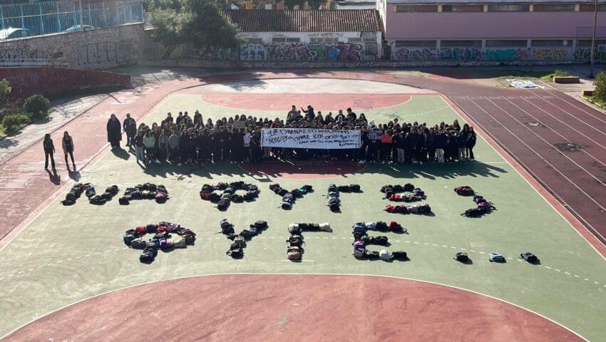 Οι μαθητές γυμνασίων της Ηλιούπολης στέλνουν το δικό τους μήνυμα για την τραγωδία στα Τέμπη