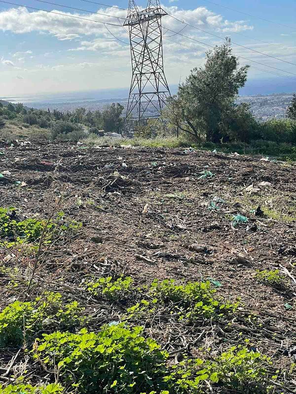 Σκουπίδια & μπάζα στον χώρο του γκαράζ του Δήμου Ηλιούπολης