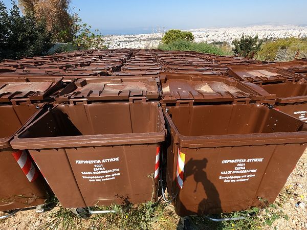 Οι κάδοι παραμένουν εκτεθειμένοι στο Αμαξοστάσιο του Δήμου