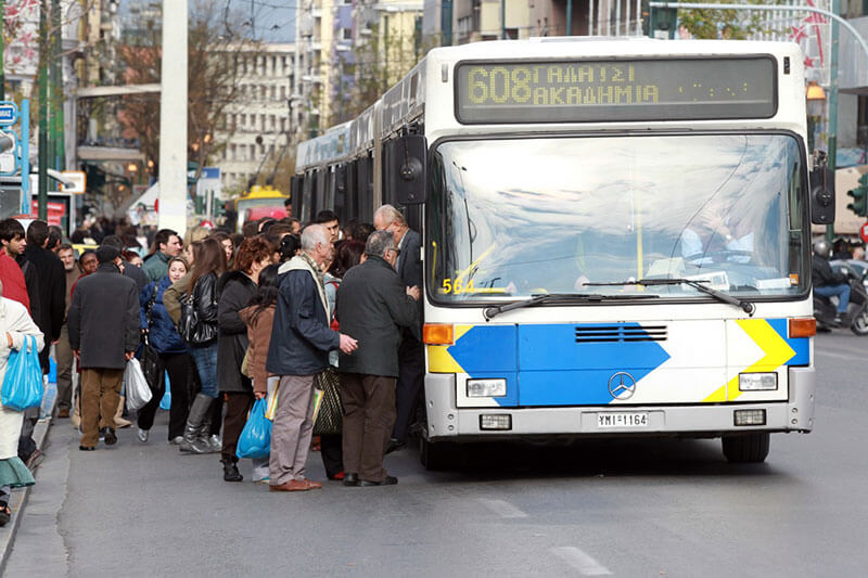 Σε ισχύ το μέτρο επιβίβασης από την μπροστινή πόρτα στα λεωφορεία