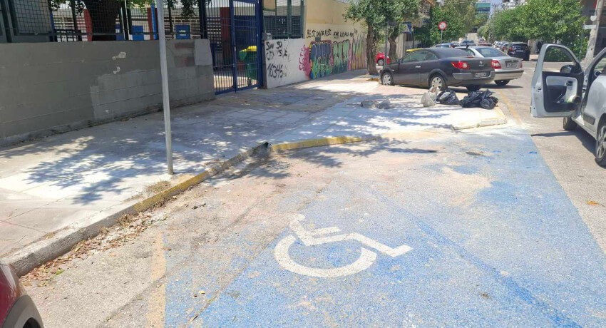 Συνεχίζονται οι παρεμβάσεις σε πεζοδρόμια έξω από σχολεία της Ηλιούπολης