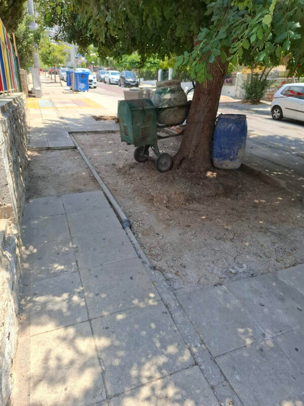 Συνεχίζονται οι παρεμβάσεις σε πεζοδρόμια έξω από σχολεία της Ηλιούπολης