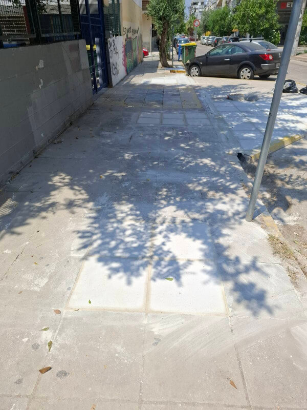 Συνεχίζονται οι παρεμβάσεις σε πεζοδρόμια έξω από σχολεία της Ηλιούπολης