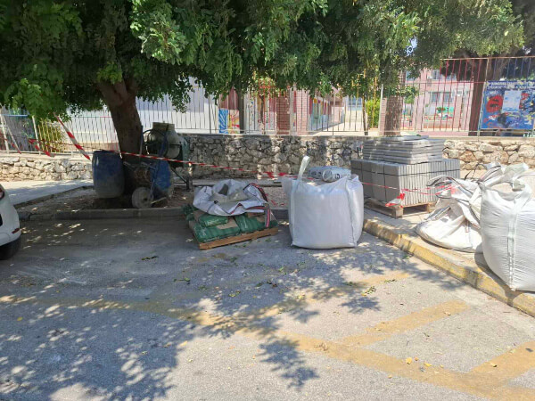 Συνεχίζονται οι παρεμβάσεις σε πεζοδρόμια έξω από σχολεία της Ηλιούπολης