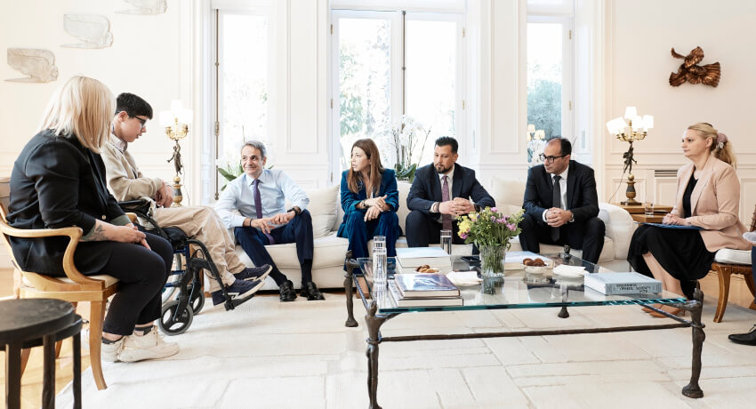 Συνάντηση του Πρωθυπουργού με μαθητή από την Ηλιούπολη: Αναβάθμιση του Ειδικού Σχολείου μέσω προγράμματος «Μαριέττα Γιαννάκου»