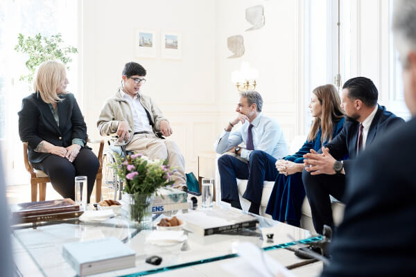 ο Πρωθυπουργός Κυριάκος Μητσοτάκης με τον Παναγιώτη μαθητή του Ειδικού Γυμνασίου-Λυκείου Αθηνών