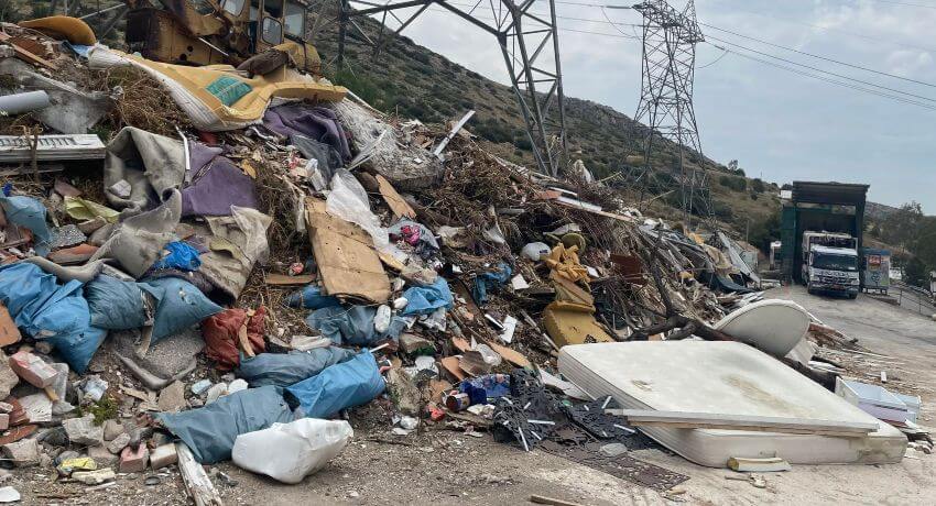 Σκουπίδια & μπάζα στον χώρο του γκαράζ του Δήμου Ηλιούπολης