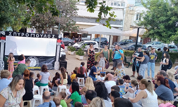 Κατακλυσμός στις πλατείες της Ηλιούπολης για το 